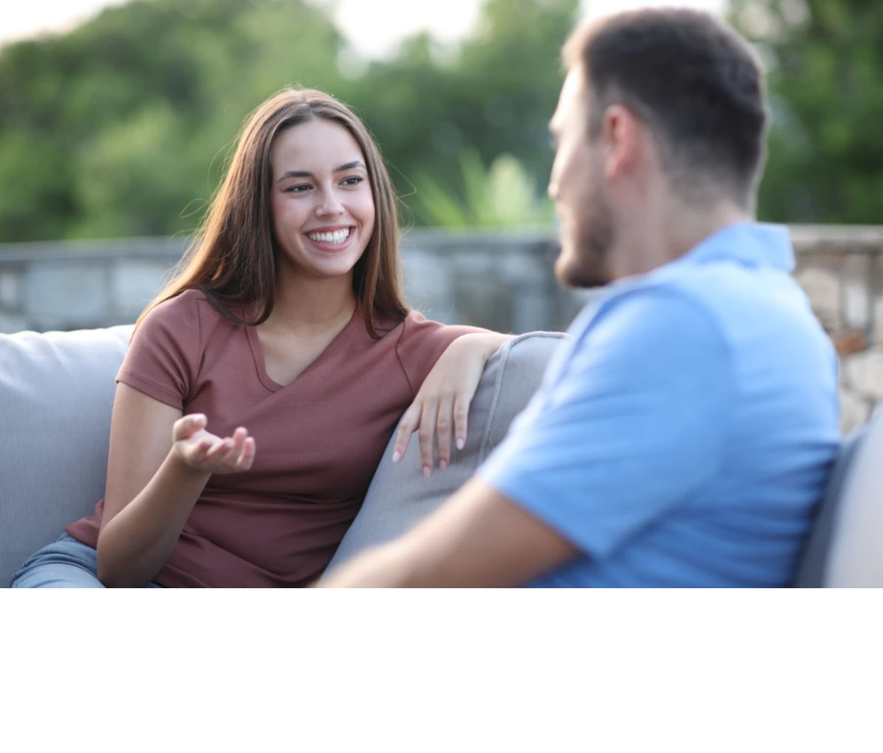 Couple talking Shutterstock_2528352313