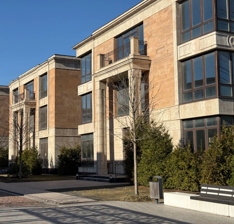 Apartment building Shutterstock_2603017109