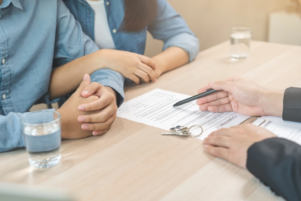 Couple signing lease shutterstock_2329158737