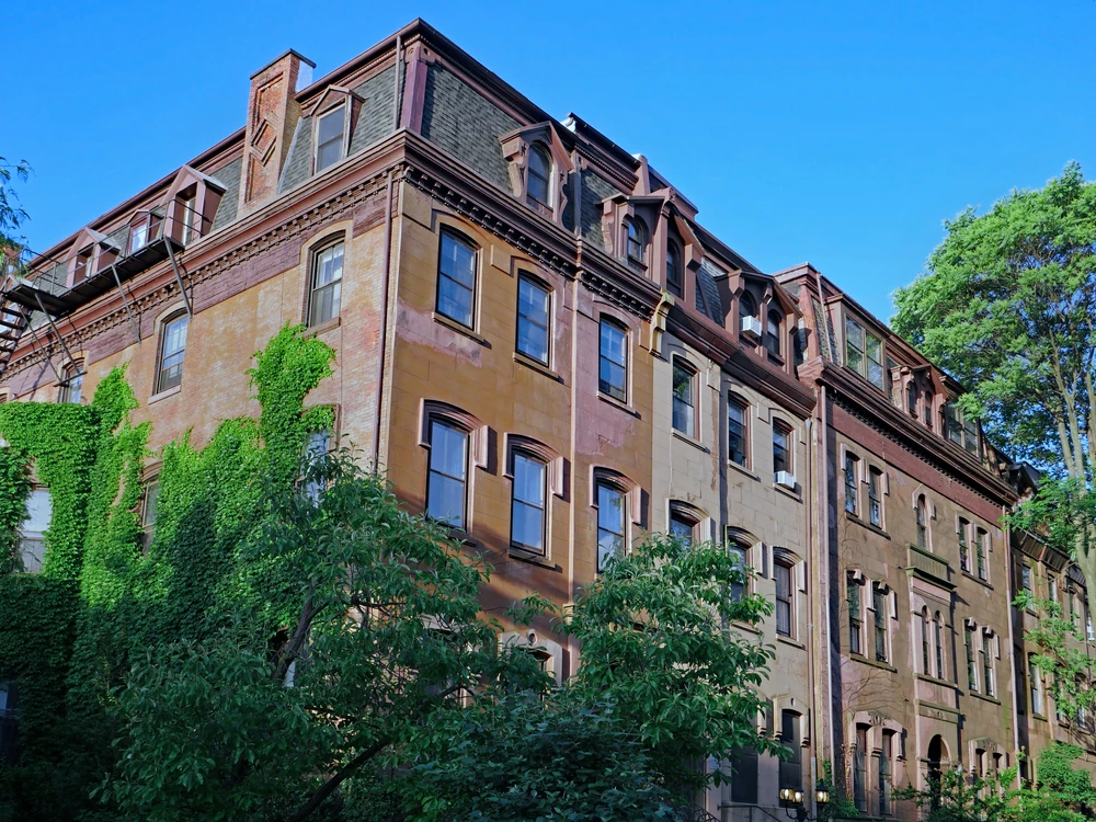 Chicago apartments-old shutterstock_1936663528 (1)