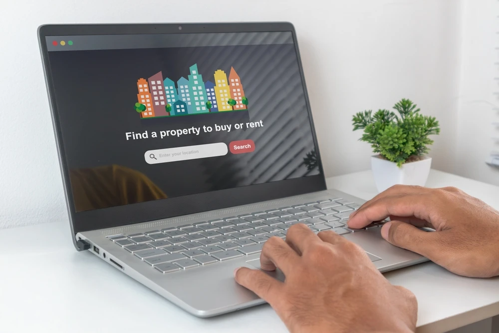 Computer rental search shutterstock_2672343241 (1)