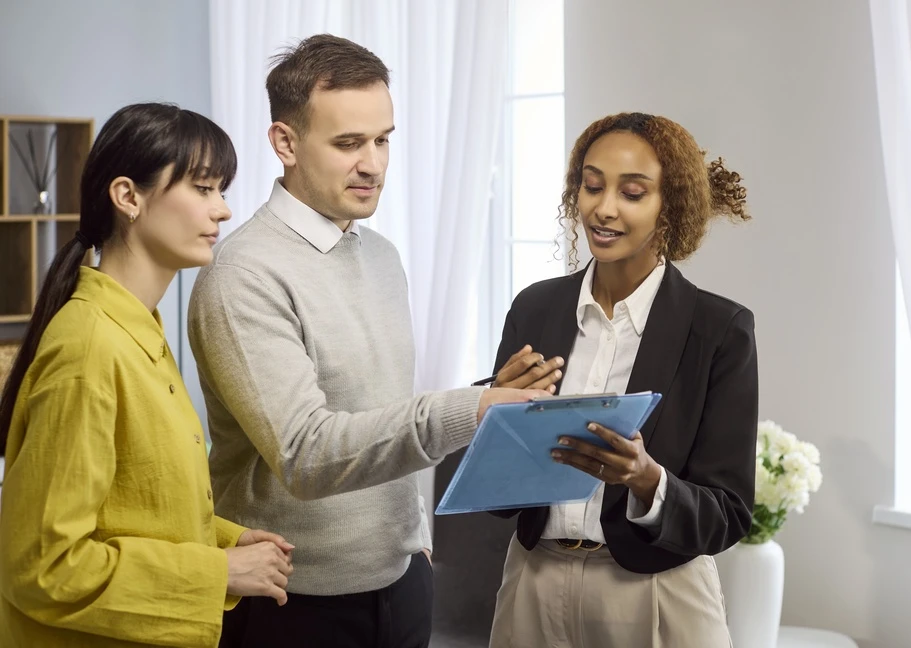 Signing lease shutterstock_2777778261